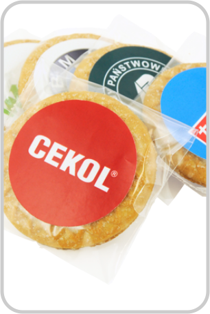 Rozetki z etykietą